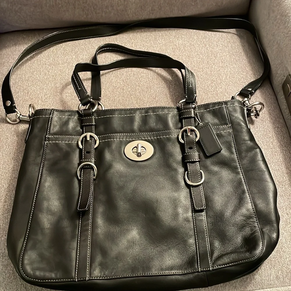 Coach black leather bag with detachable shoulder straps and gold buckles - Picture 5 of 9